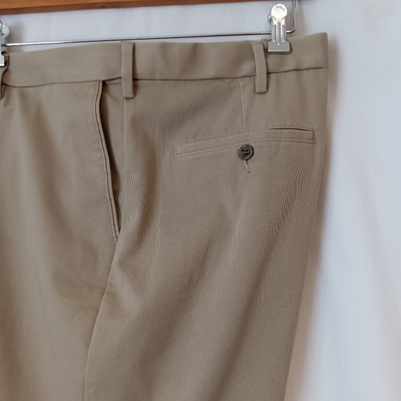 Dockers Relaxed Fit Stretch Wrinkle-Free Flat Front Khaki Pants Size 44 x 30 - Picture 7 of 9